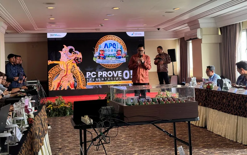 Sampul presentasi PC Prove 05 tampil di layar panggung APQ Awards 2025